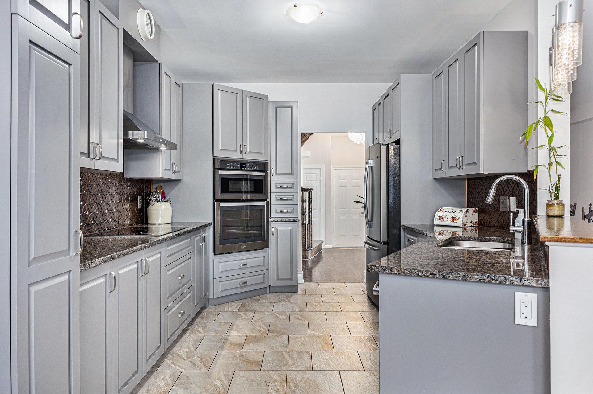 011_152_desmond_tru_21_28