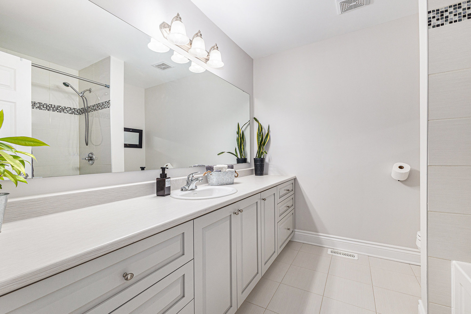 021_152_desmond_tru_5_220