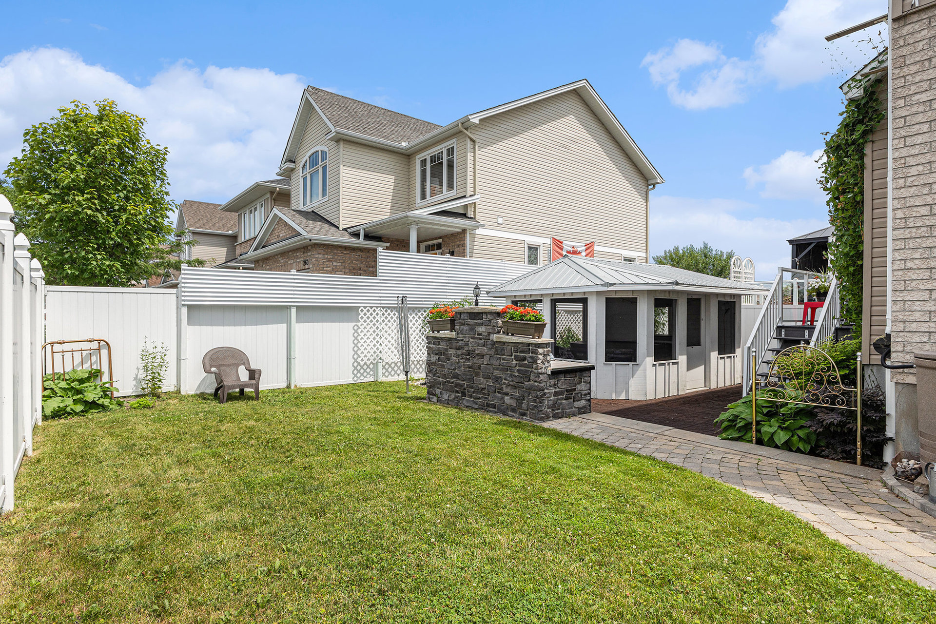 032_152_desmond_tru_28_243